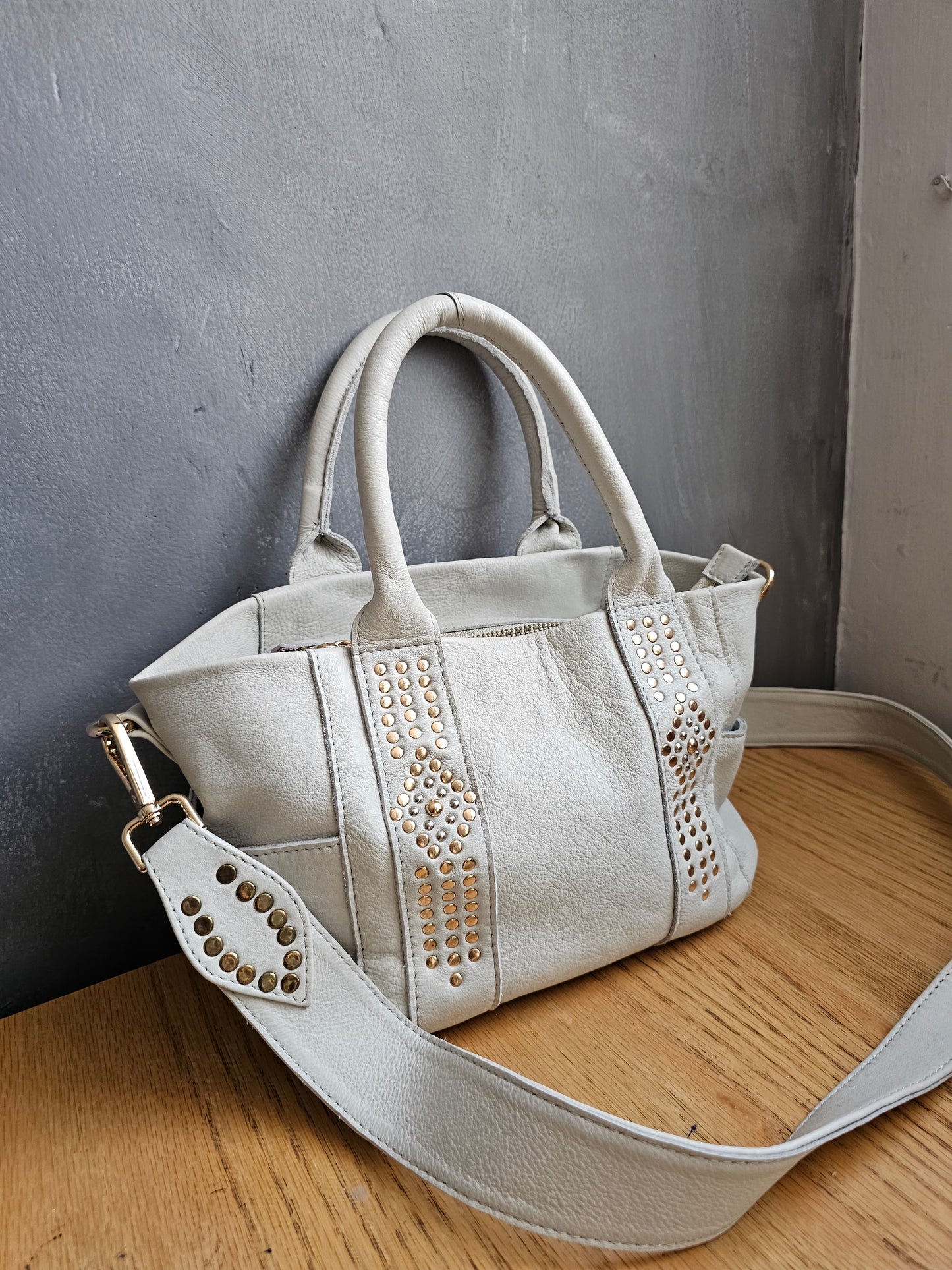 Bolsa de piel con estoperoles