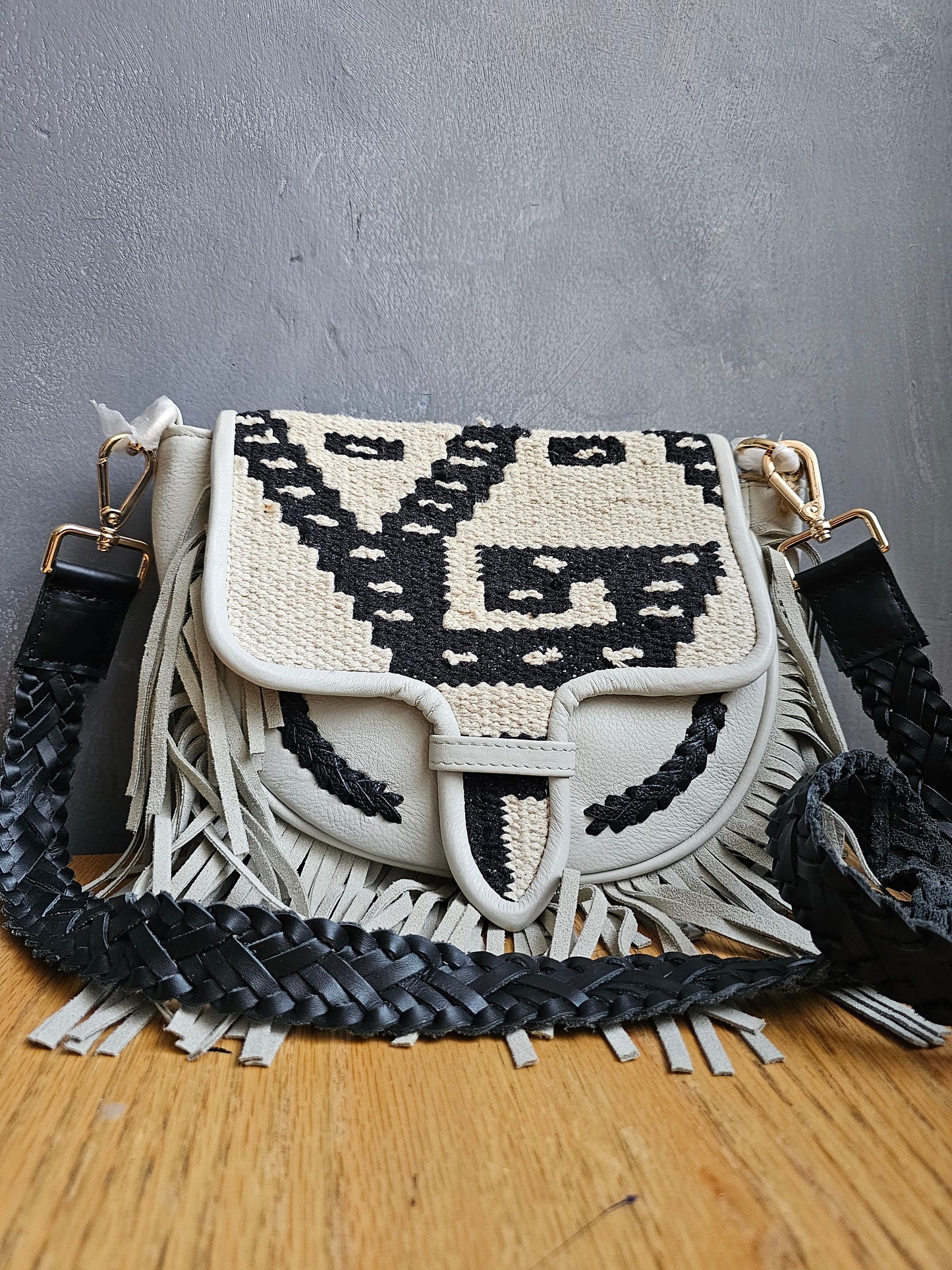 Bolsa de correa trenzada, tapiz y flecos