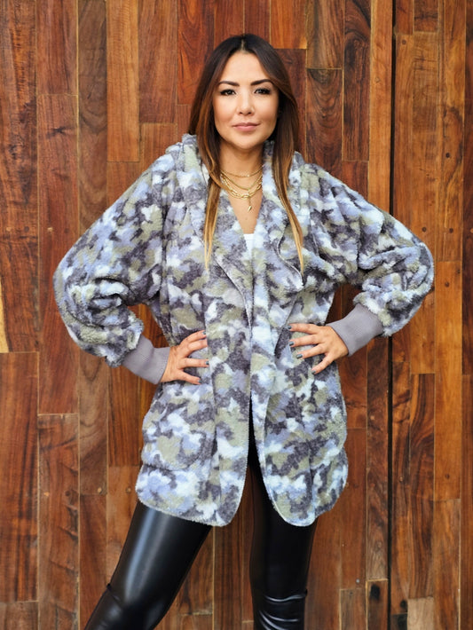 Ensamble afelpado con capucha camu