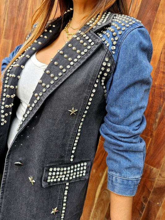 Saco de mezclilla bicolor con estoperoles