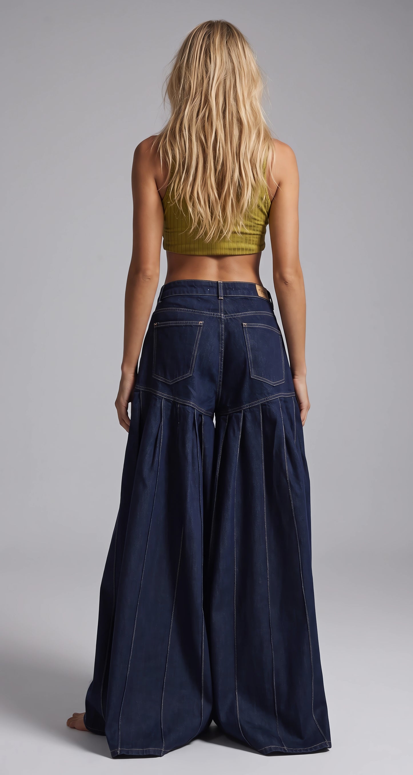 Jeans con corte y tablas.