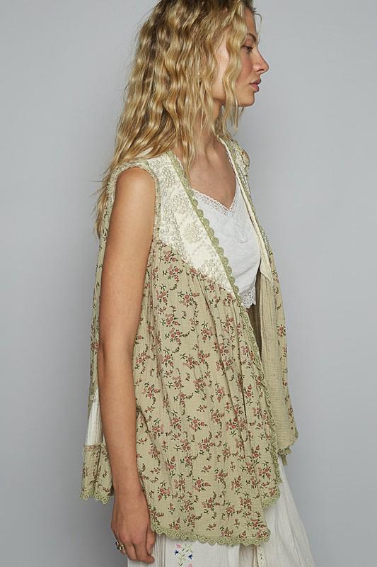 Chaleco estampado con perlas y guipur