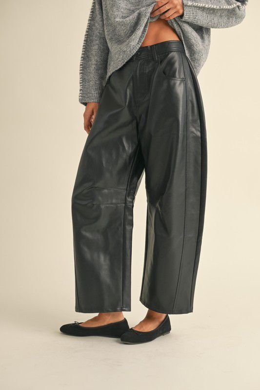 Pantalón de piel vegana corte barrel