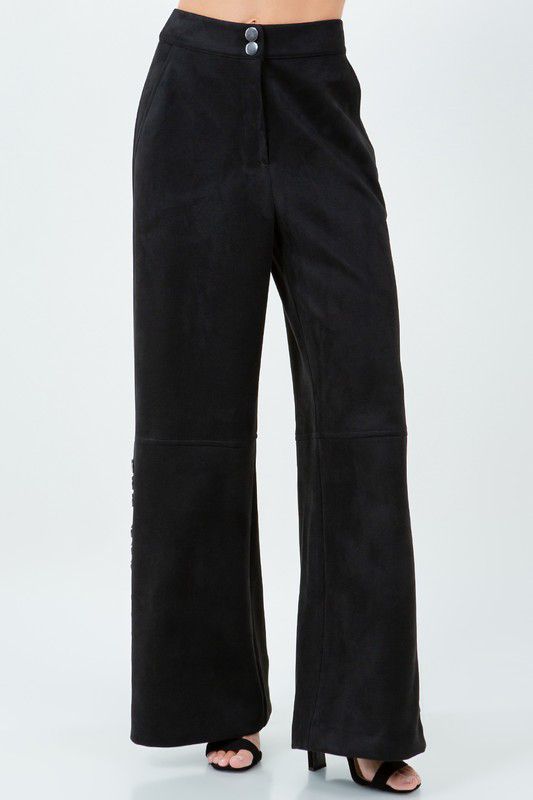 Pantalón textura suede con estoperoles