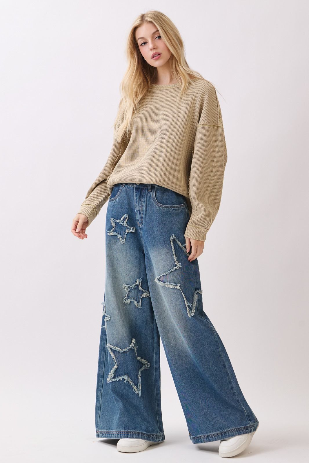 Jeans pierna ancha deslavados con estrellas