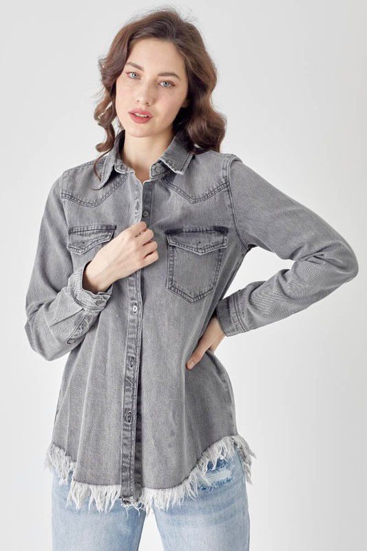 Camisola deslavada con destrucción en ruedo