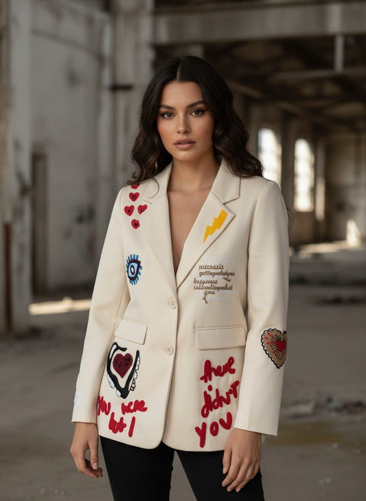 Saco con parches y bordados