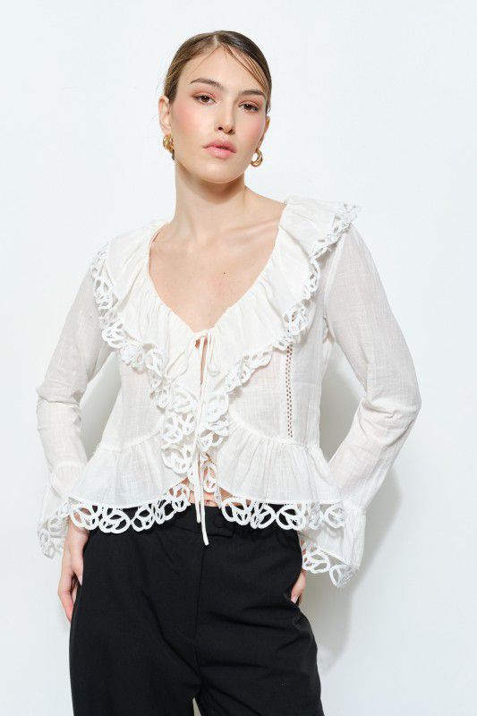 Blusa con amarres y guipur