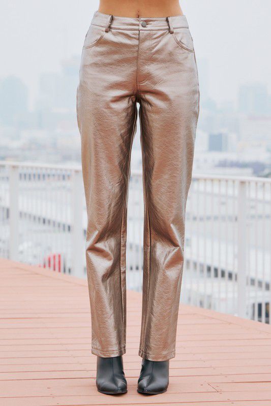 Pantalón recto vinipiel metálico