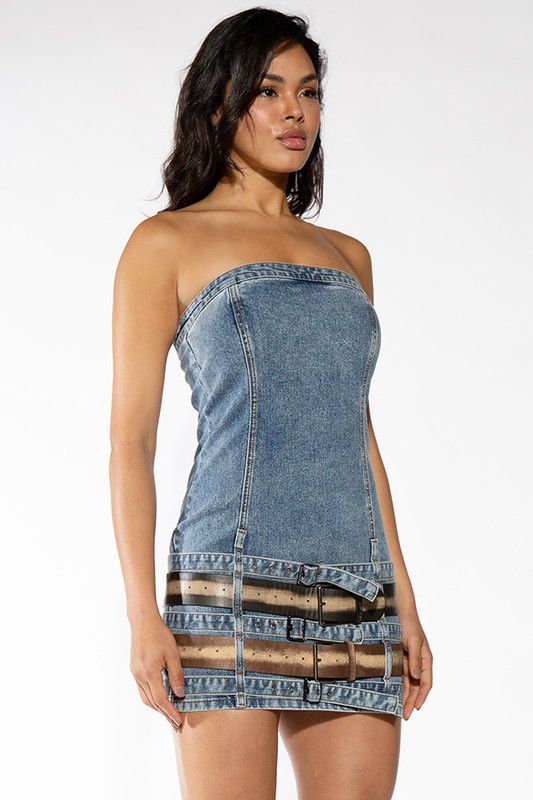 Vestido con cinturones