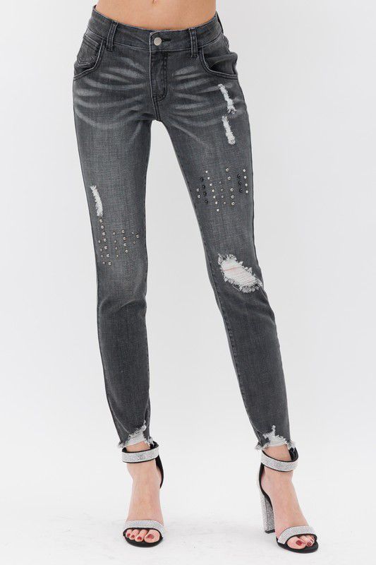 Jeans skinny con estoperoles y destrucción