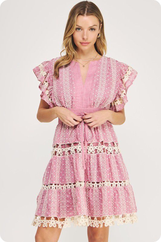 Vestido bordado con guipur