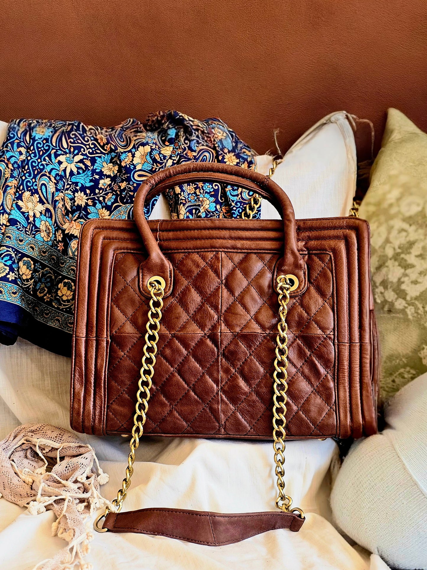 Bolsa de Cuero con Cadena Dorada