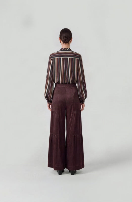 Pantalón cortes pespuntes