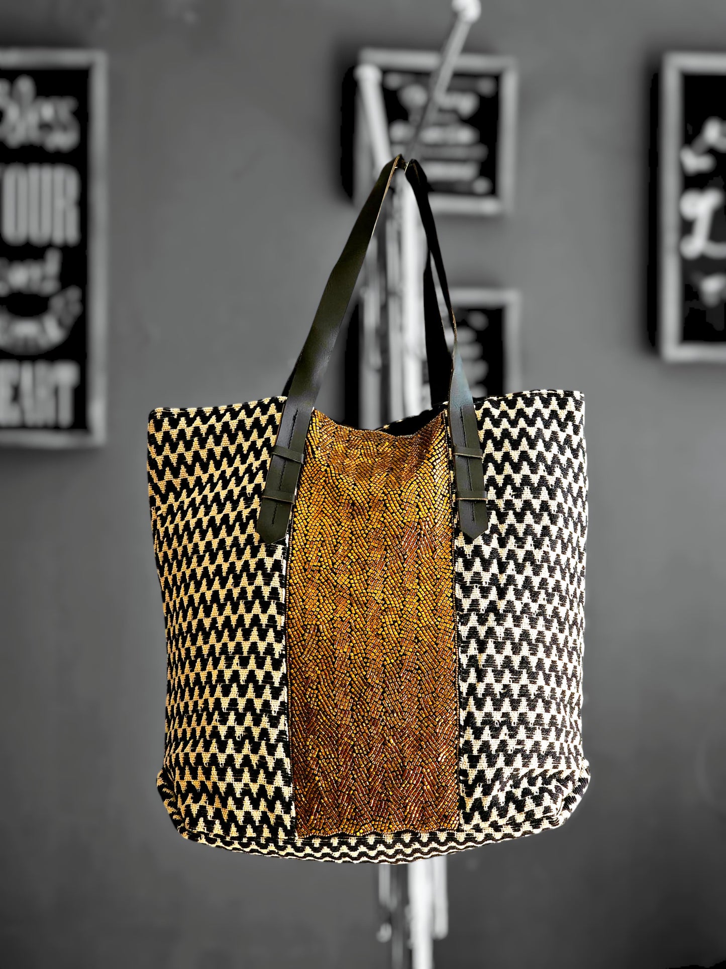 Bolsa tote Zigzag y chaquira bordada