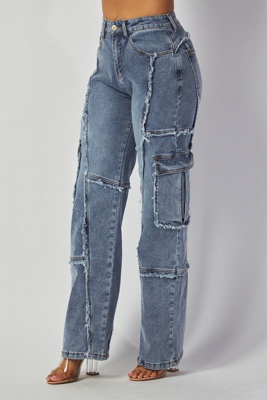 Jeans cargo con cortes