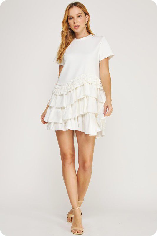 Vestido con detalle de ondas en ruedo