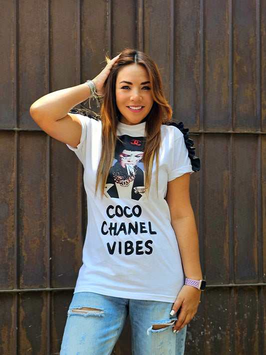 Camiseta Coco Chanel con escarola en hombros