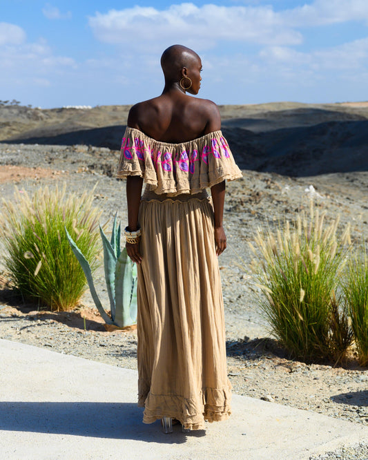 Vestido con volante pintado y bordado
