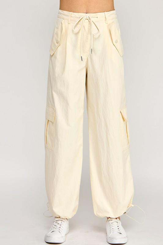 Pantalón cargo con jareta