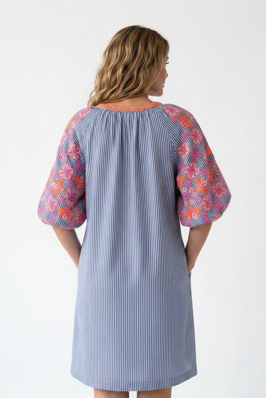 Vestido de rayas con bordado