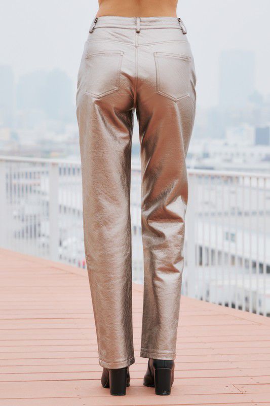 Pantalón recto vinipiel metálico