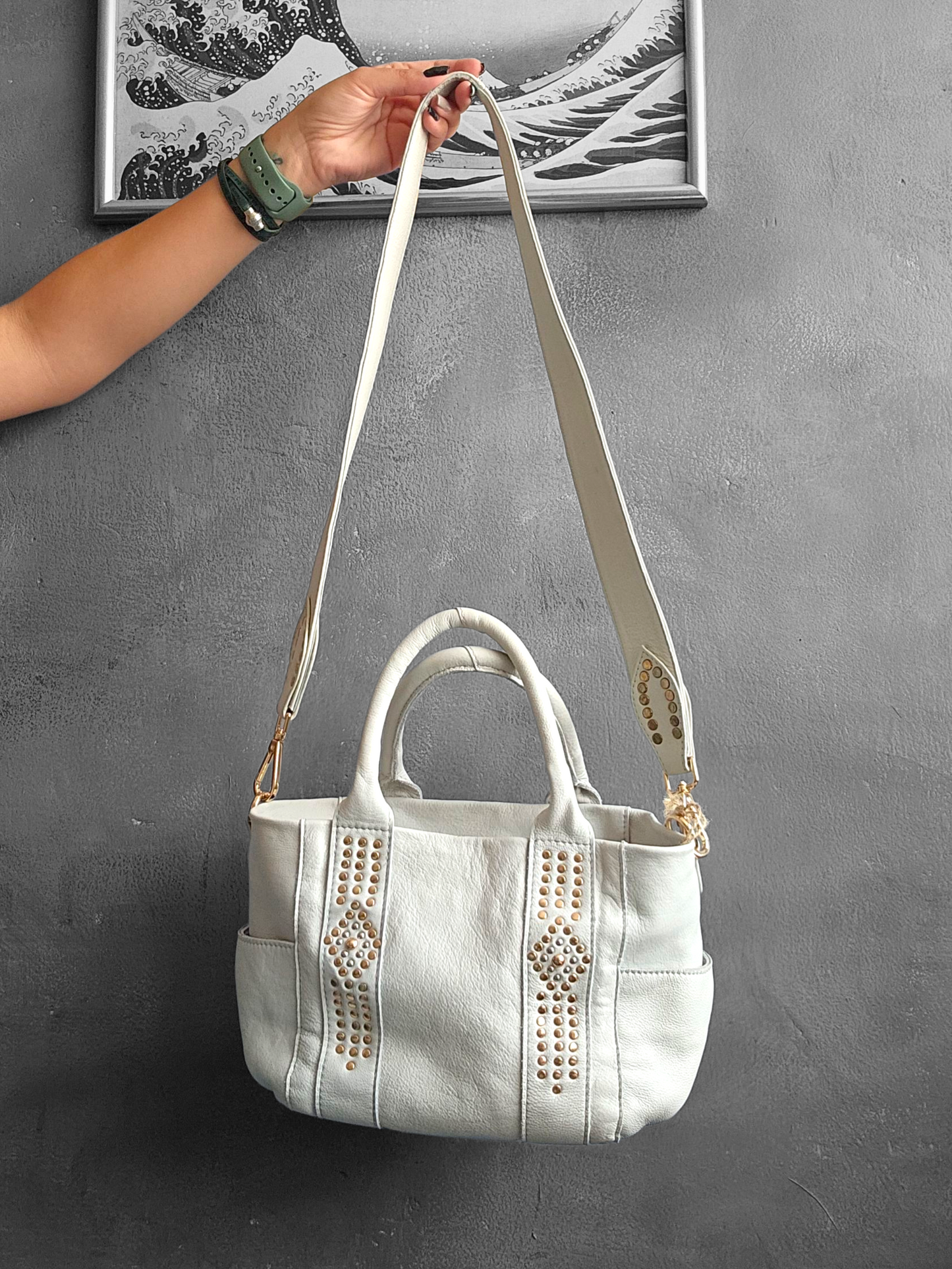 Bolsa de piel con estoperoles