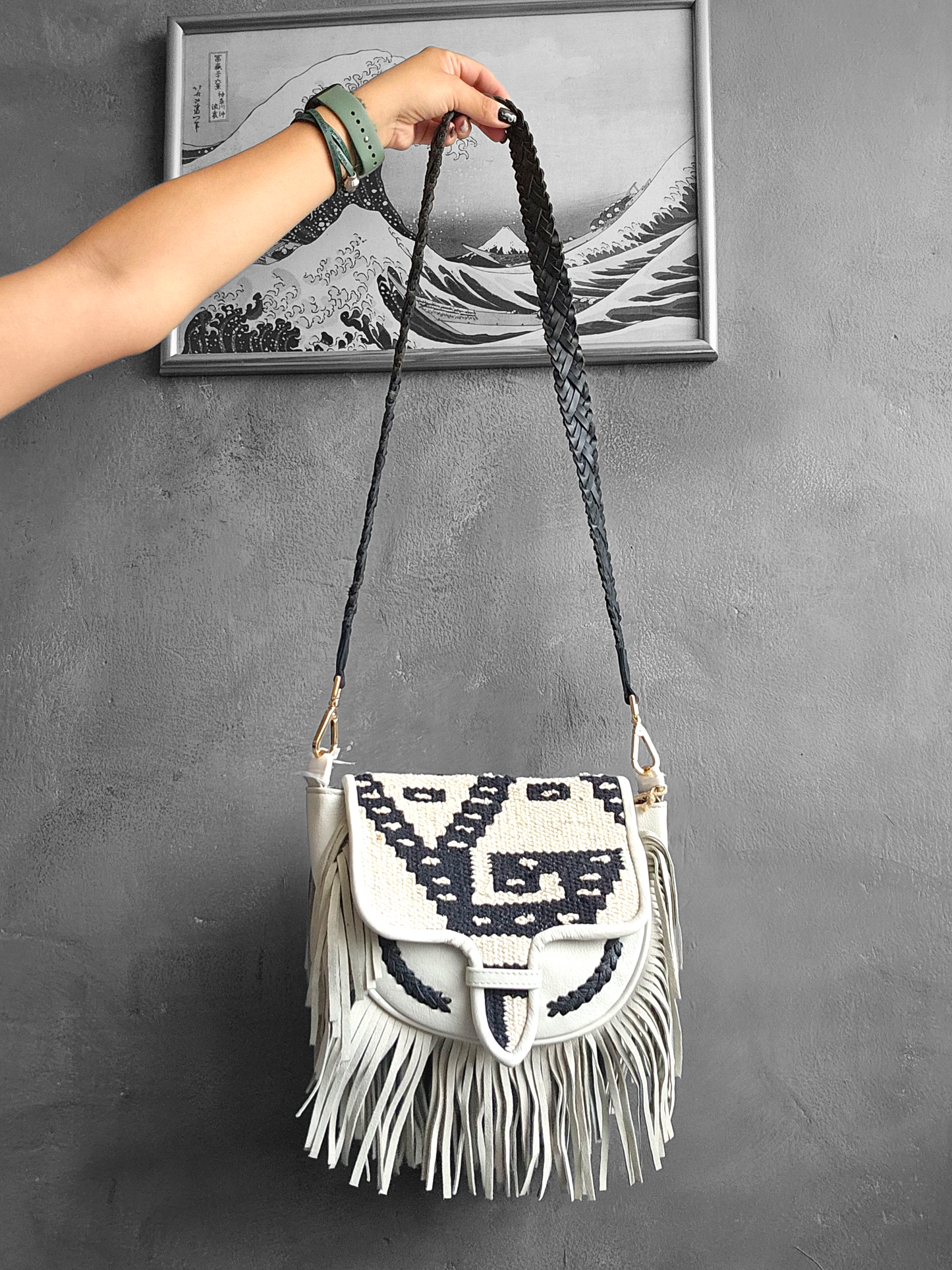 Bolsa de correa trenzada, tapiz y flecos
