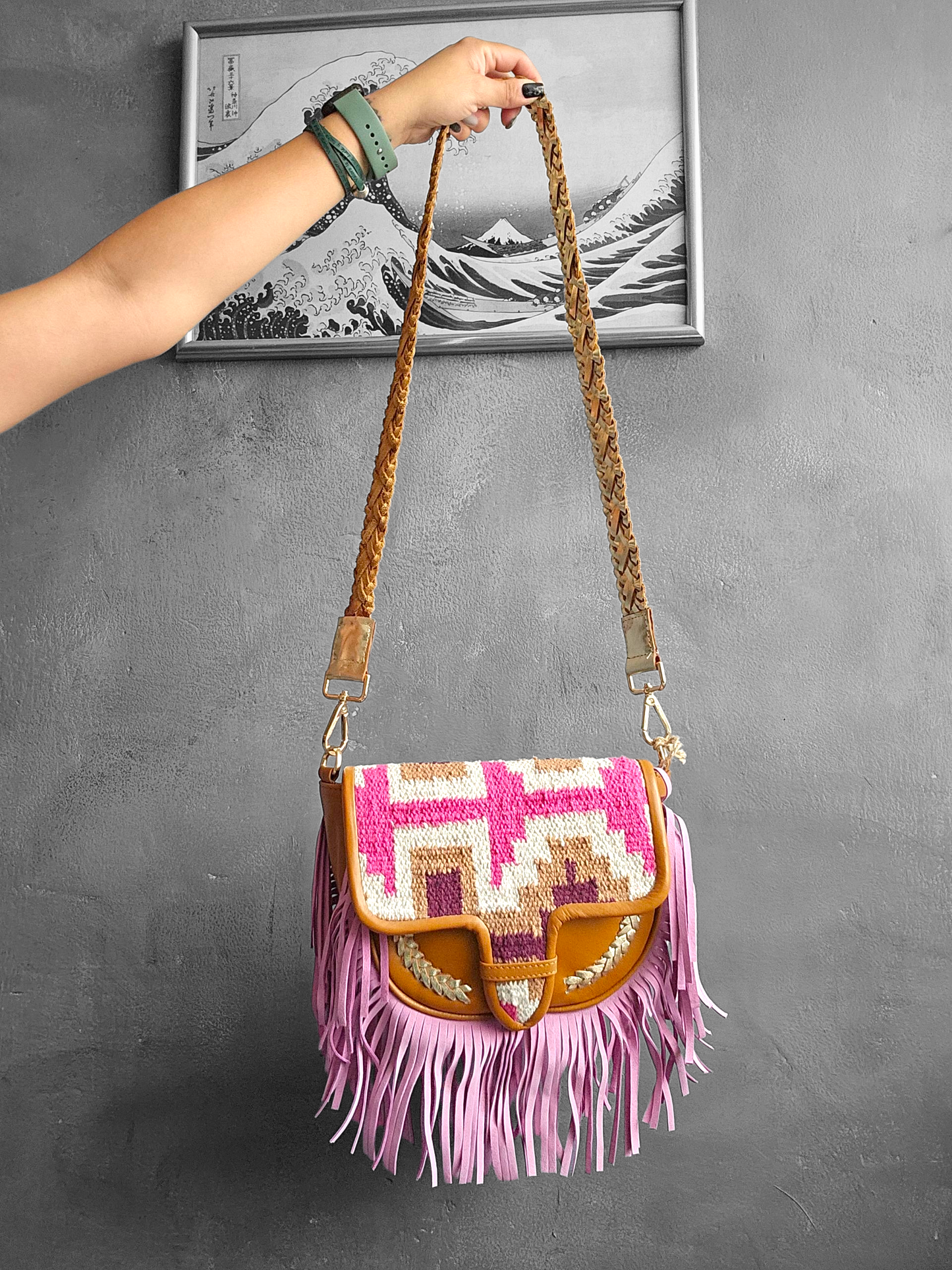 Bolsa de correa trenzada, tapiz y flecos