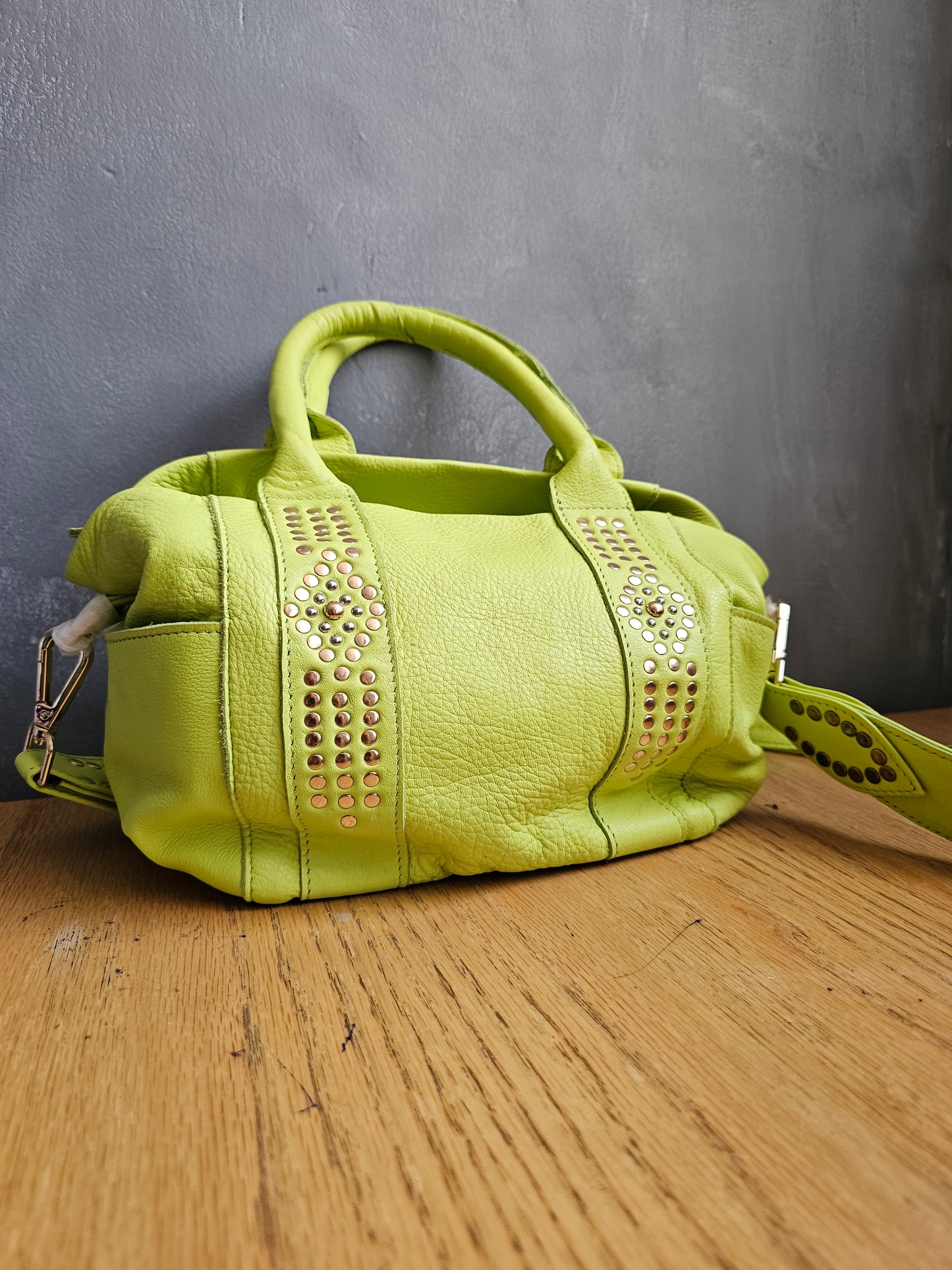 Bolsa de piel con estoperoles