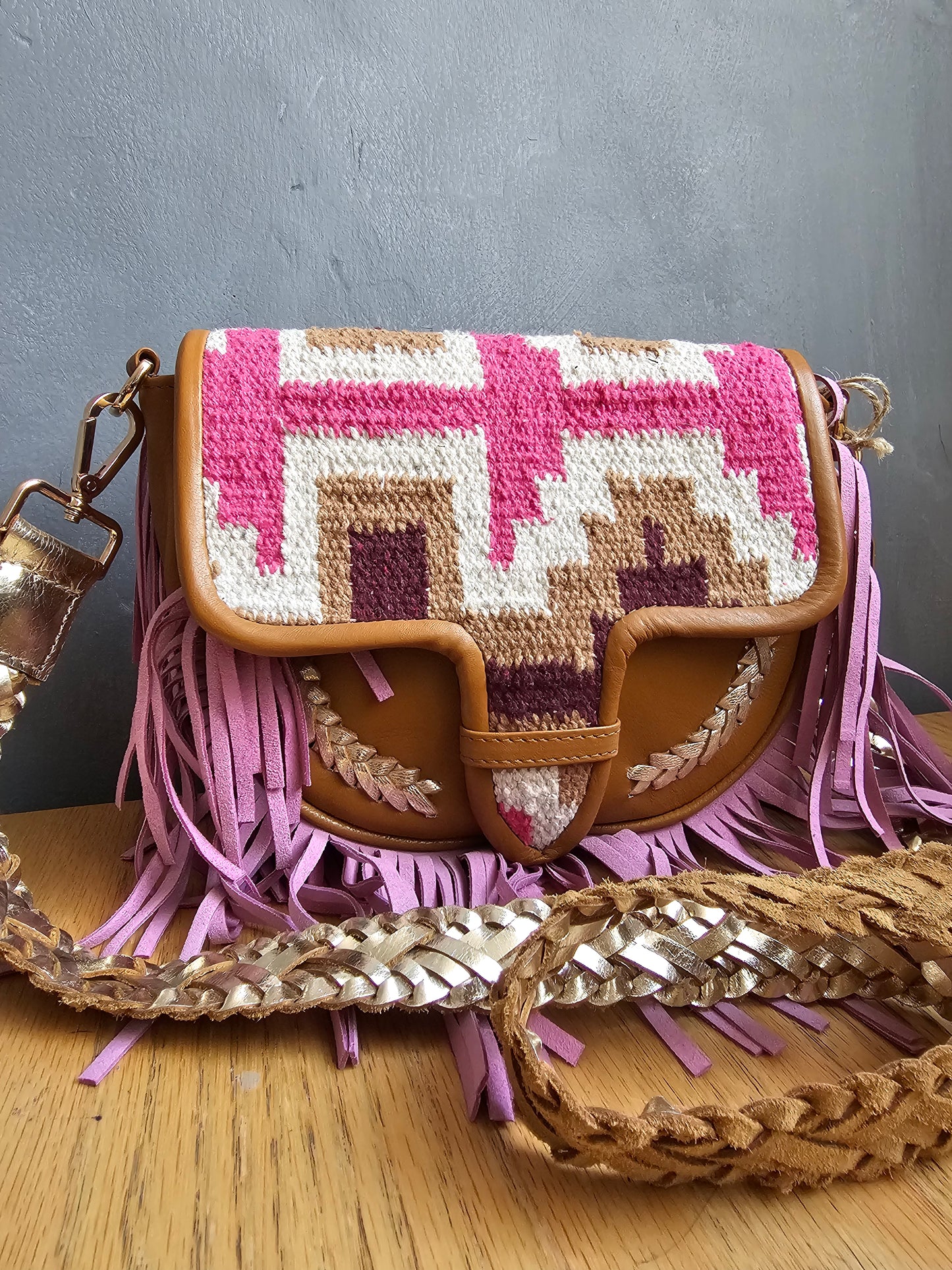Bolsa de correa trenzada, tapiz y flecos