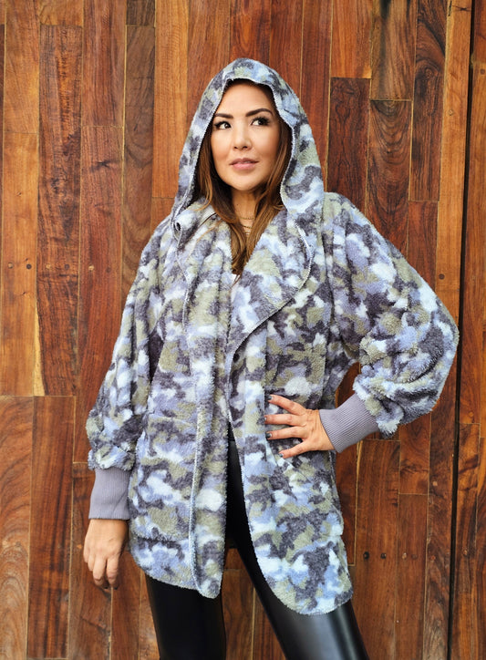 Ensamble afelpado con capucha camu