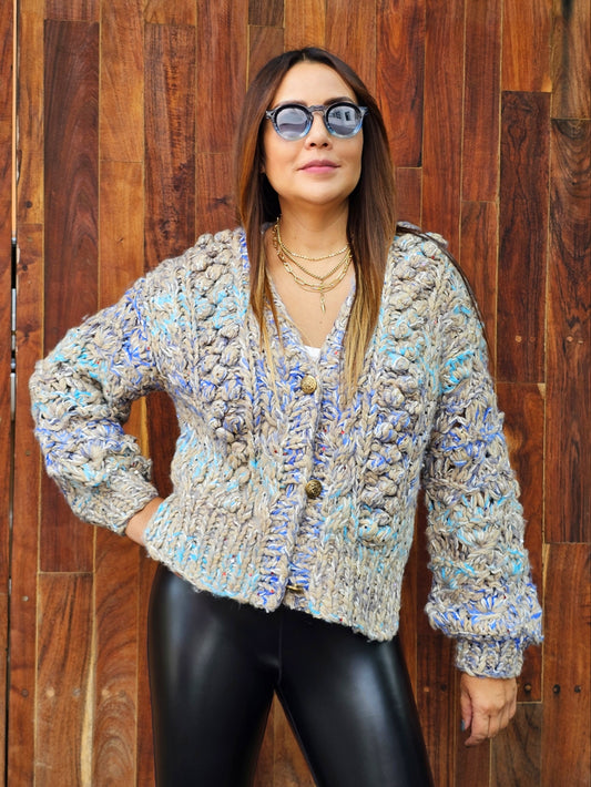 Suéter tejido con nudos