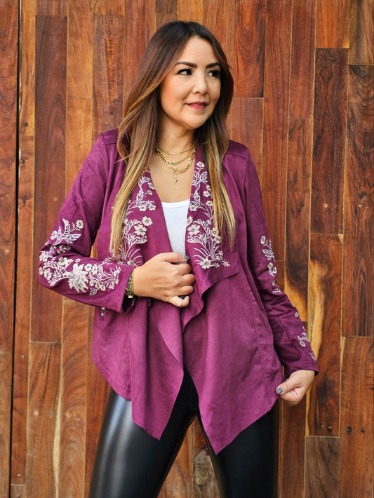 Saco de textura suede con bordado en solapa y manga