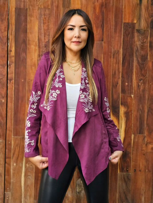 Saco de textura suede con bordado en solapa y manga