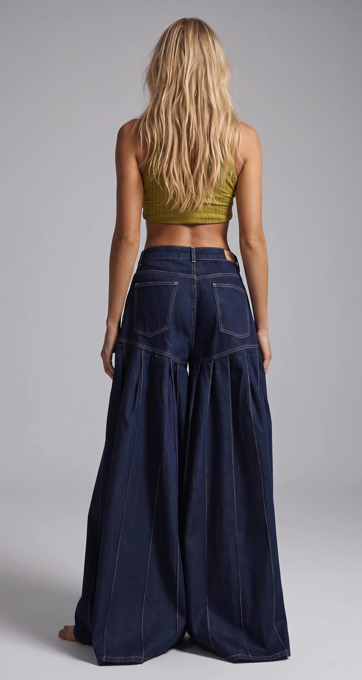 Jeans con corte y tablas.