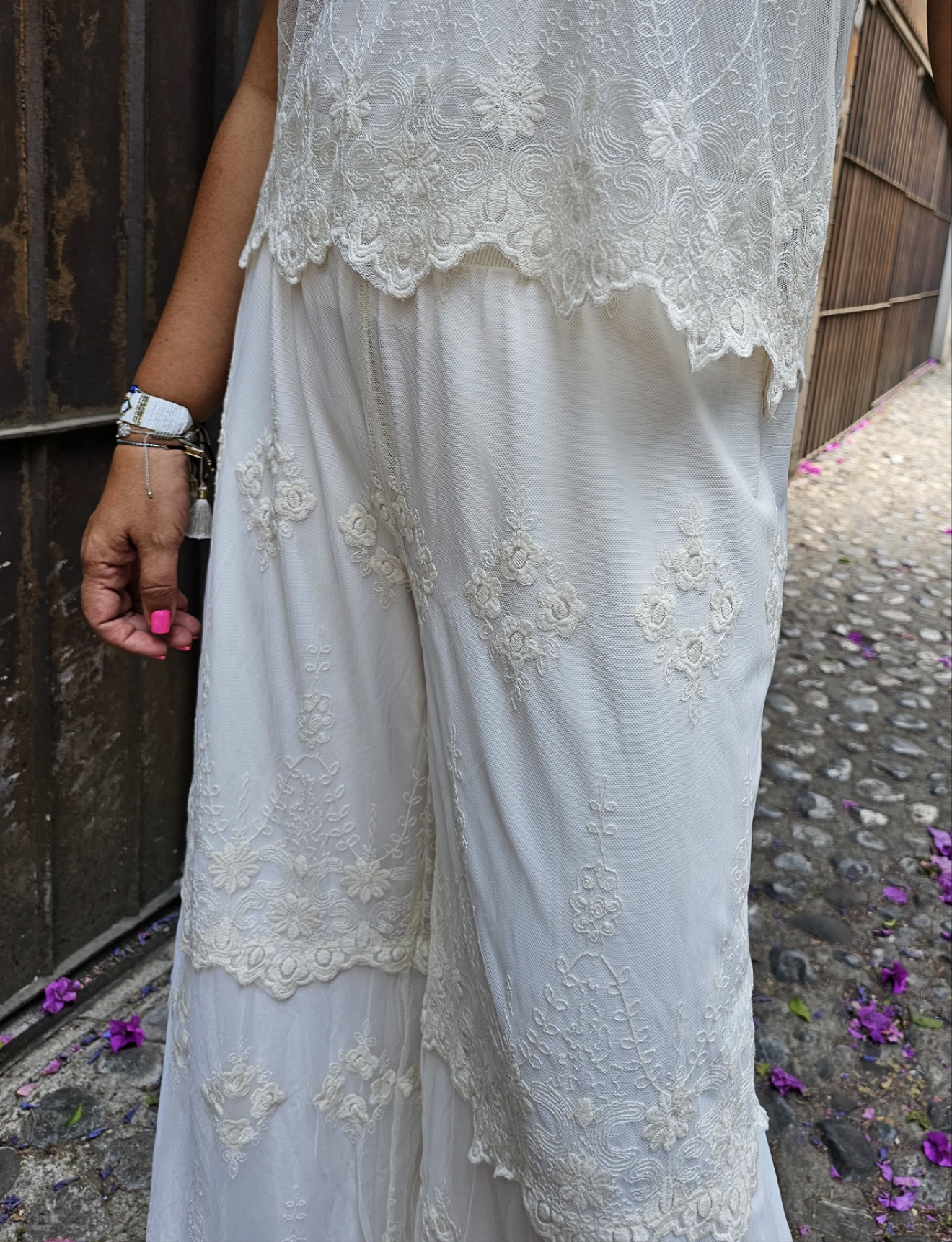 Pantalón mesh con bordado