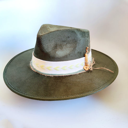 Sombrero de gamuza olivo con cinto tejido y palo santo