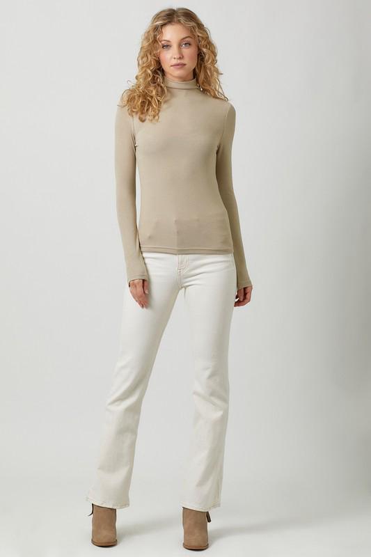 Blusa básica ligera de cuello alto