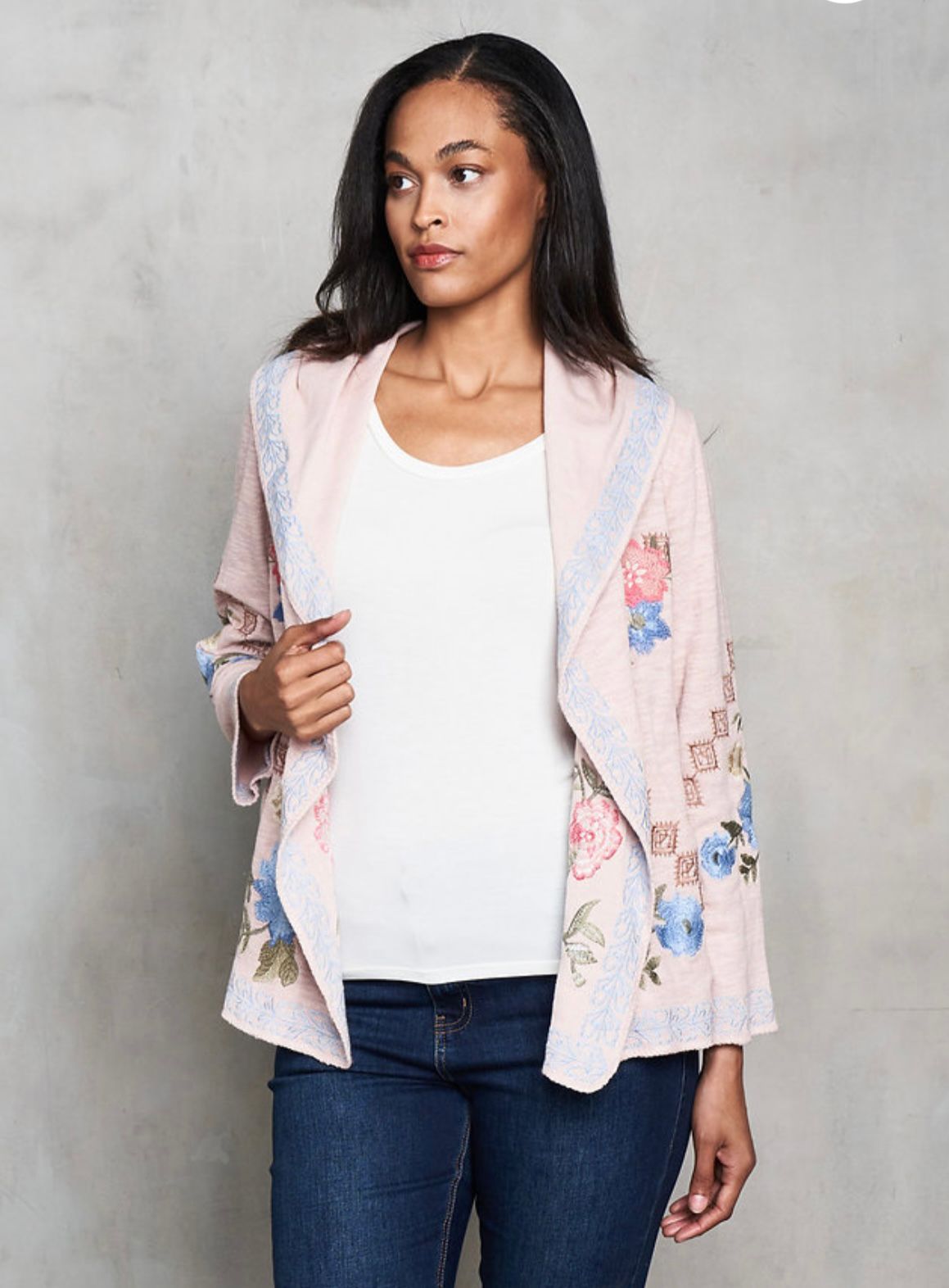 Suéter bordado con capucha