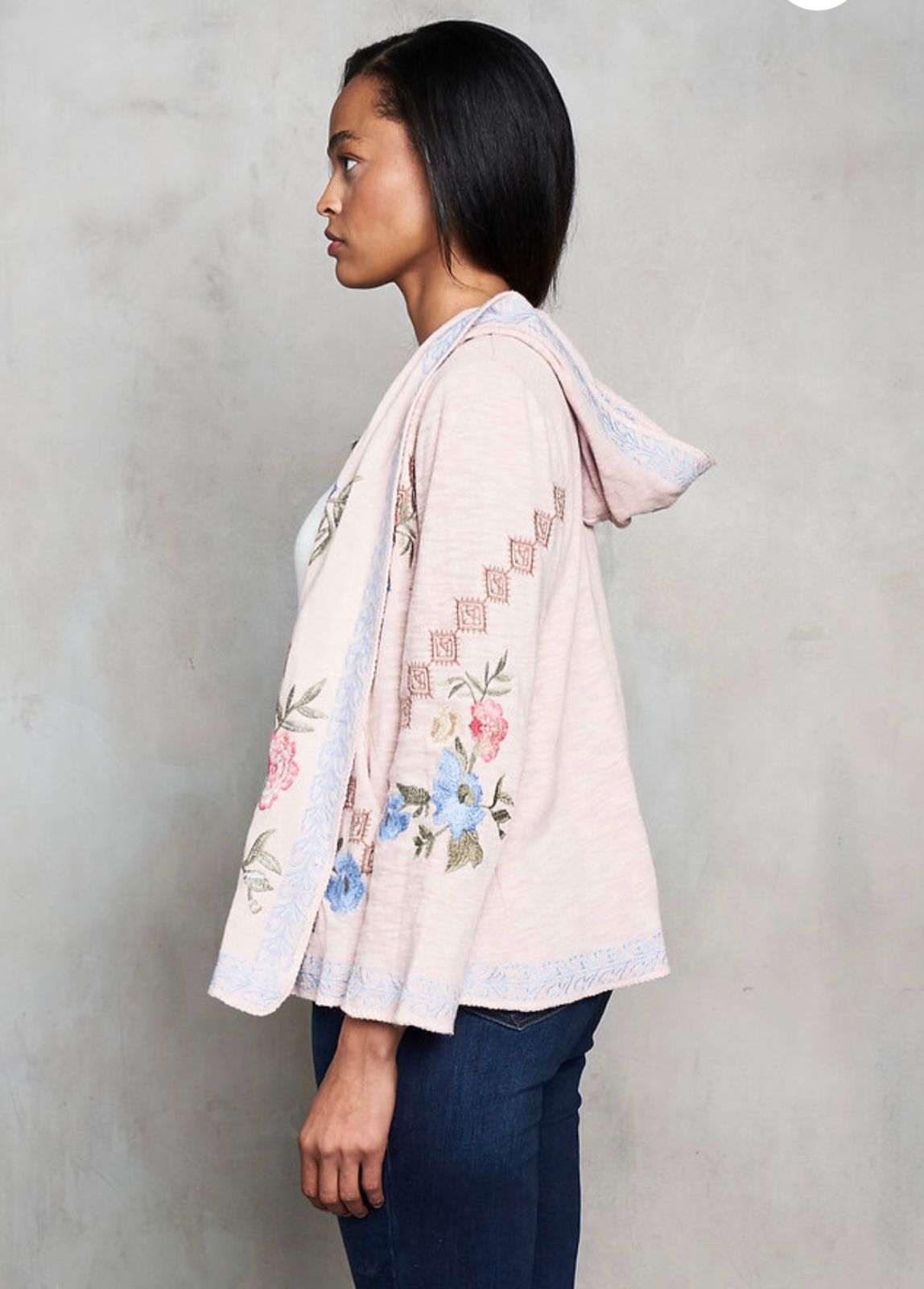 Suéter bordado con capucha