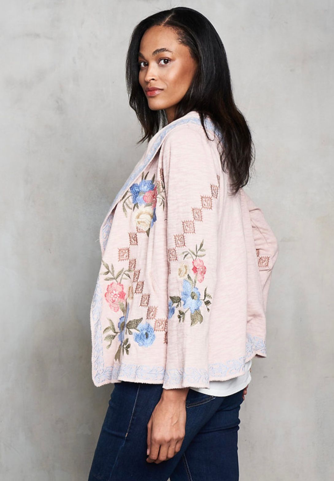 Suéter bordado con capucha