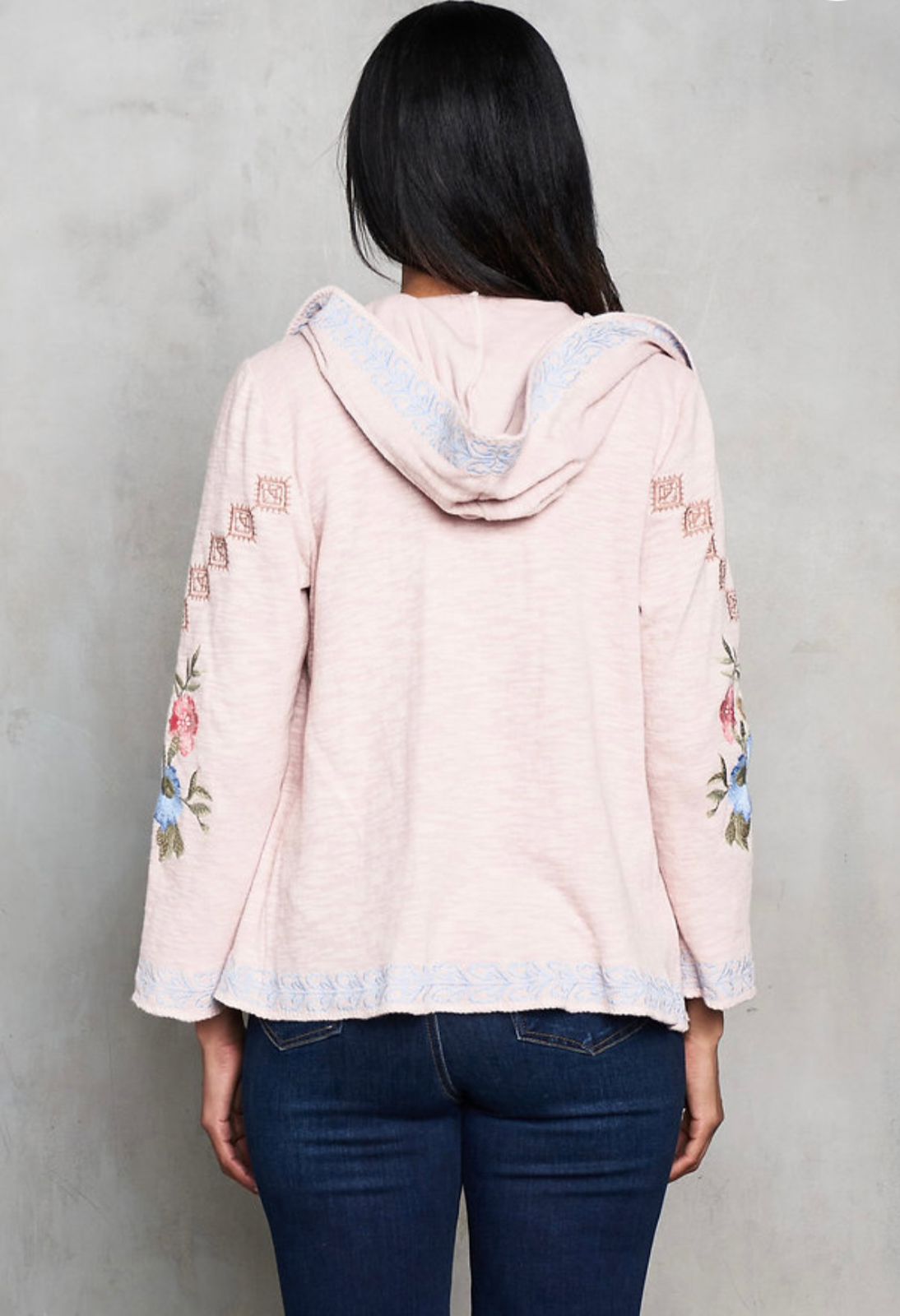 Suéter bordado con capucha