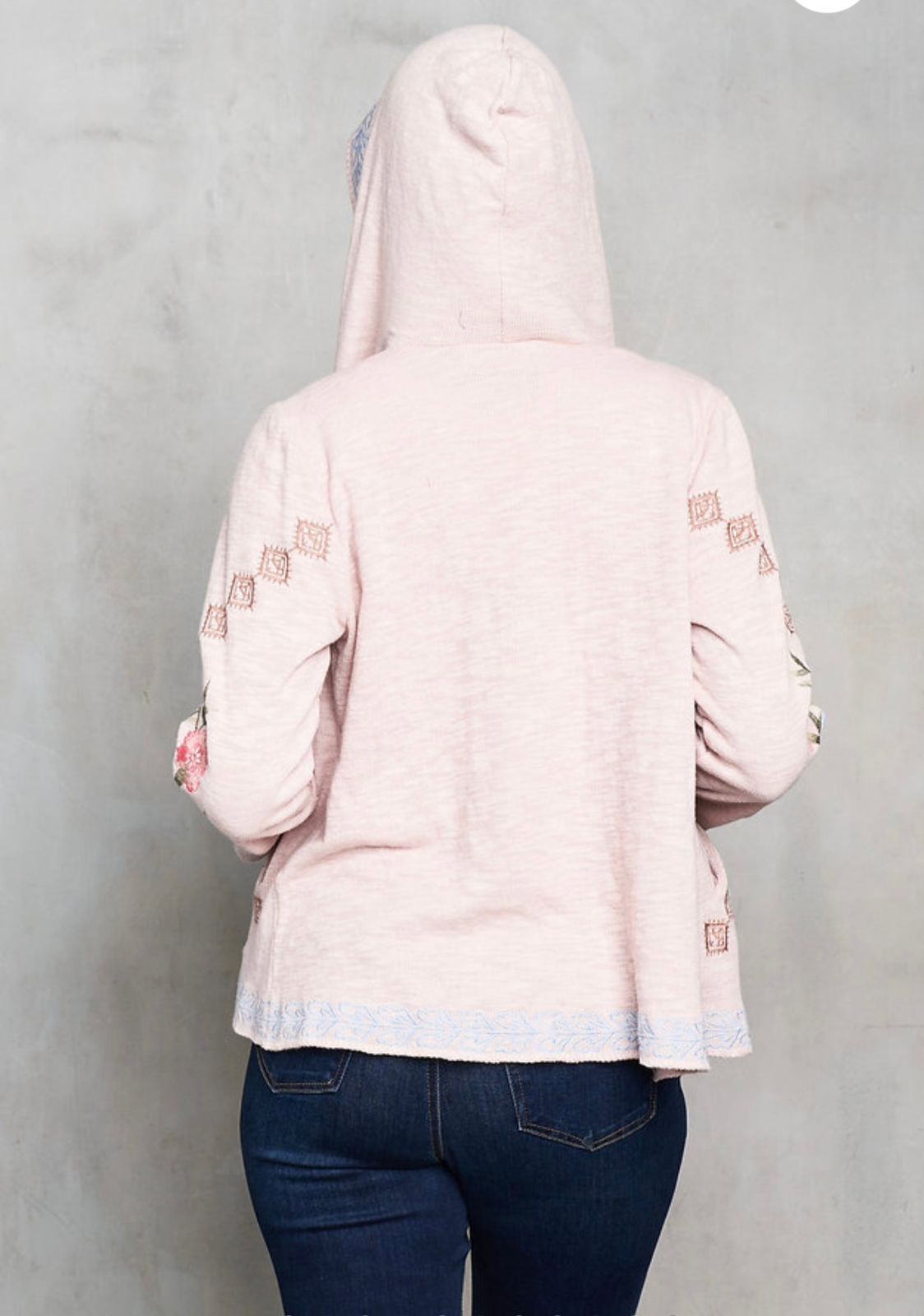 Suéter bordado con capucha