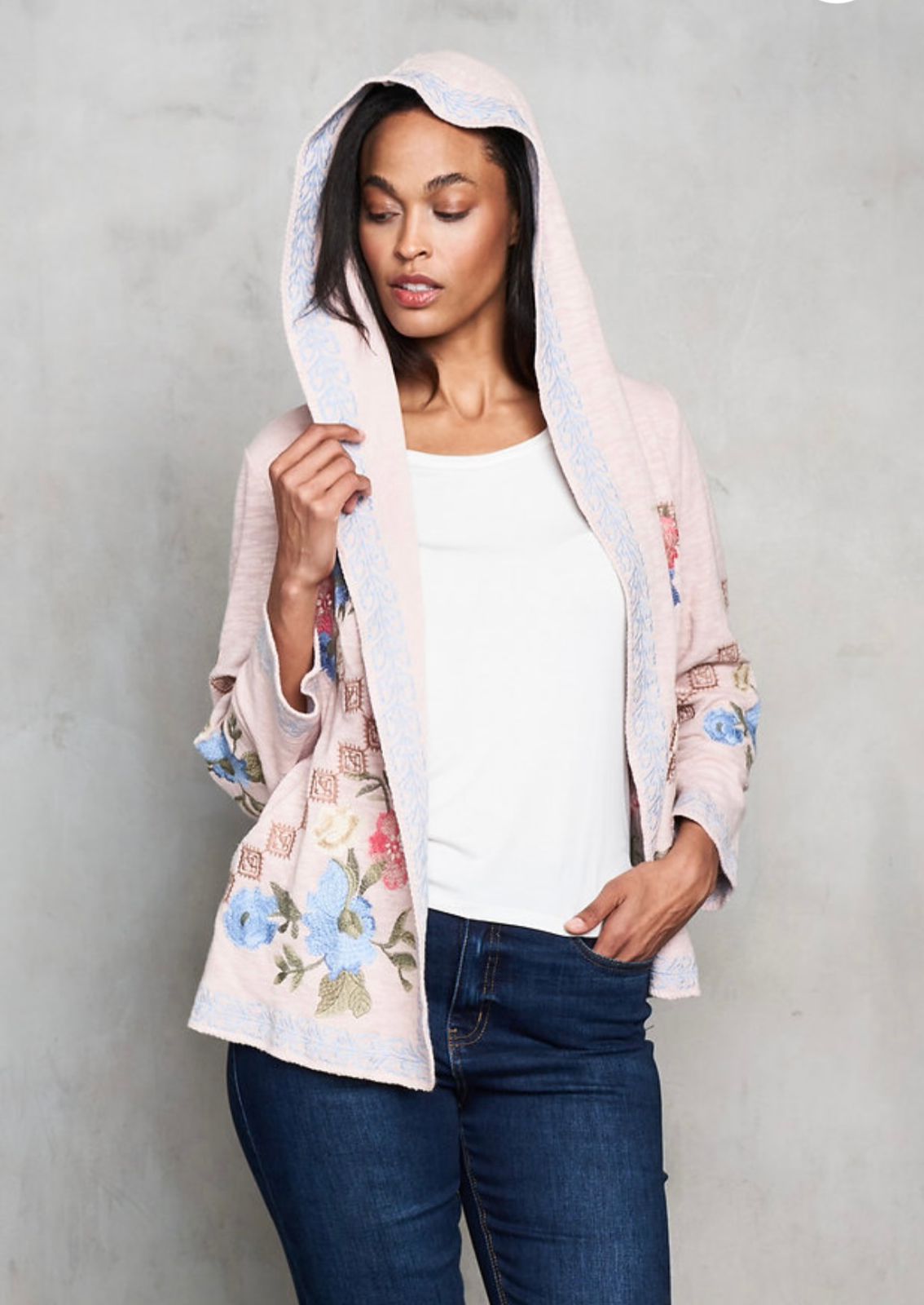 Suéter bordado con capucha