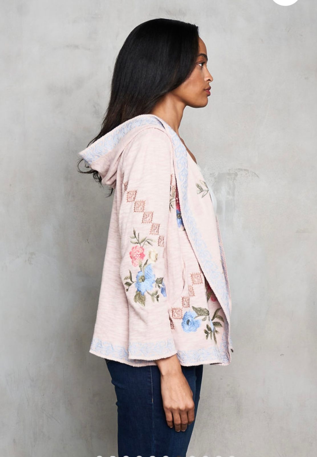 Suéter bordado con capucha