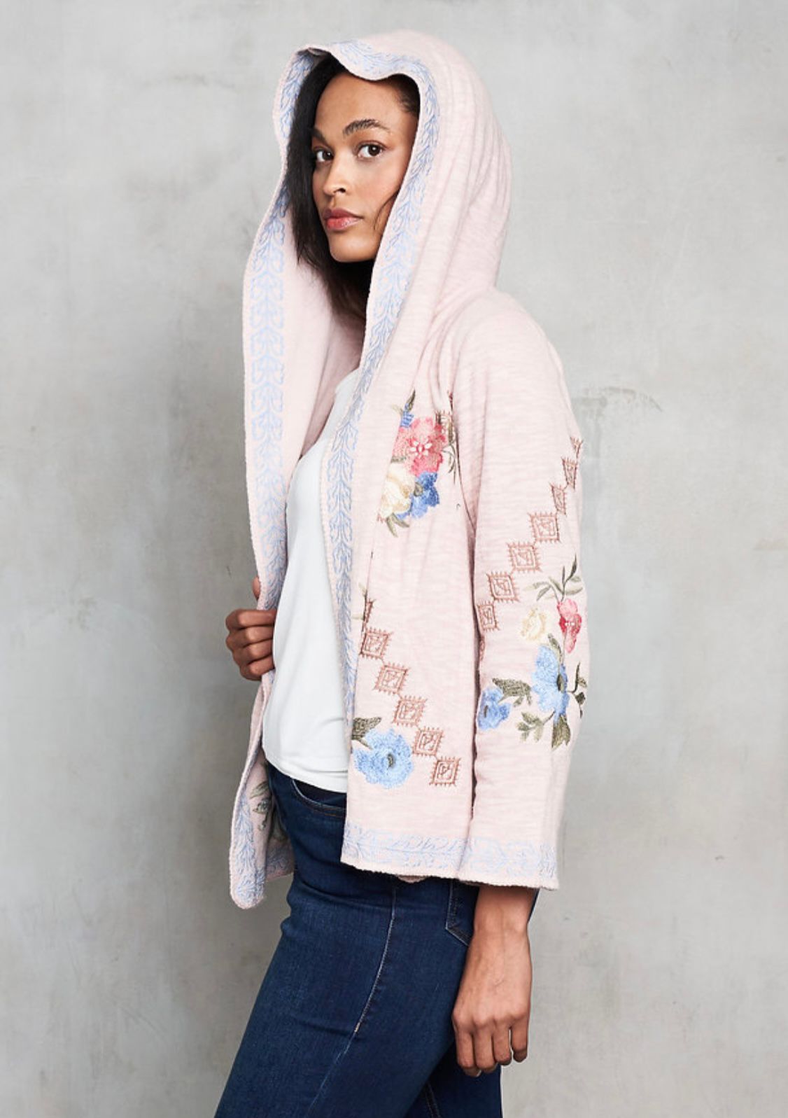 Suéter bordado con capucha