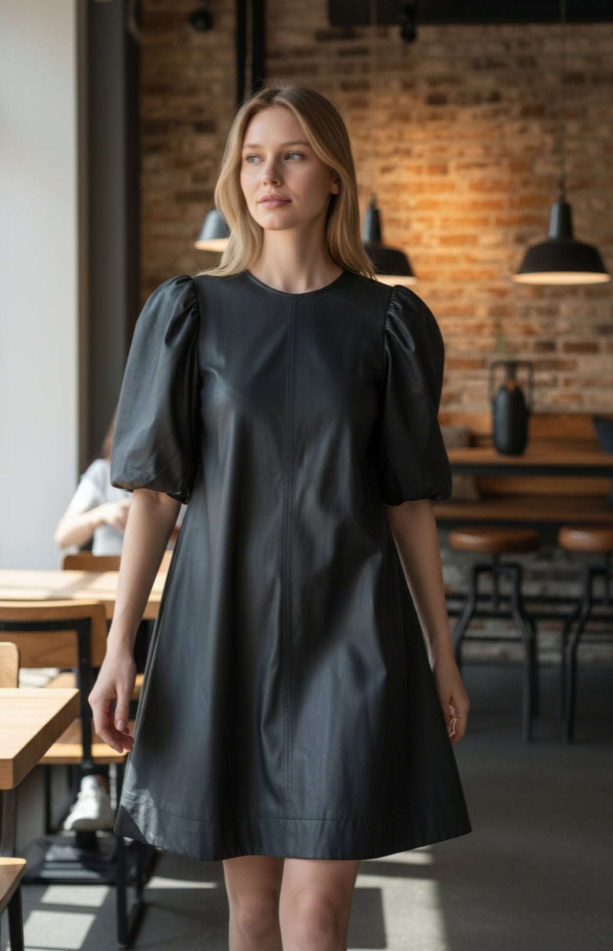 Vestido vinipiel con manga bombacha