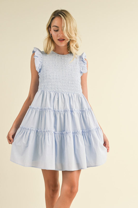 Vestido con textura en talle, con cortes en faldón y mangas plisadas