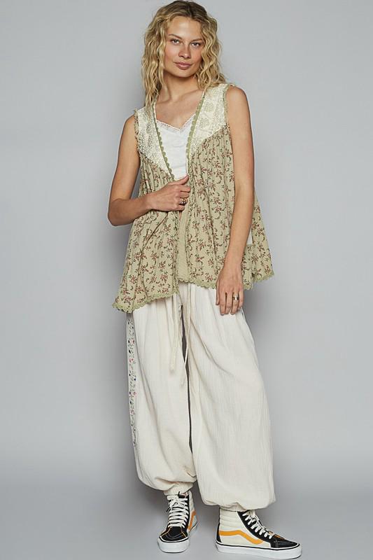 Chaleco estampado con perlas y guipur